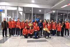 Phó cục trưởng Cục Thể dục Thể thao Việt Nam Nguyễn Hồng Minh đón đoàn Thể thao Người khuyết tật Việt Nam. (Nguồn: Cục Thể dục Thể thao Việt Nam)