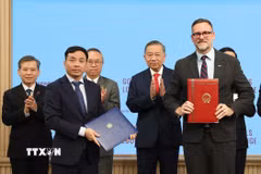 Tổng Bí thư, Chủ tịch nước Tô Lâm chứng kiến lễ trao văn kiện, thỏa thuận hợp tác của Việt Nam với các cơ quan của Liên hợp quốc. (Ảnh: Thống Nhất/TTXVN)
