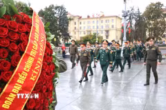 Đại tướng Nguyễn Trọng Nghĩa đến đặt vòng hoa tại Tượng đài Chiến thắng ở thủ đô Minsk, Belarus. (Ảnh: Văn Hiếu/TTXVN)