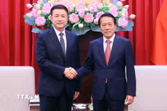 Đại tướng Lương Tam Quang, Bộ trưởng Bộ Công an Việt Nam với Bộ trưởng Bộ Công an Trung Quốc Vương Tiểu Hồng. (Ảnh: Phạm Kiên/TTXVN)