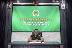 Người phát ngôn Quân đội Indonesia, Chuẩn tướng Wahyu Yudhayana, tại buổi họp báo thông tin về vụ nổ. (Nguồn: Beritasatu.com)