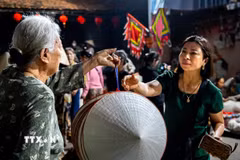 Nón lá làng Chuông nó nhiều nét độc đáo khác biệt với nón lá các vùng khác. (Ảnh: Vân Chi/TTXVN phát)