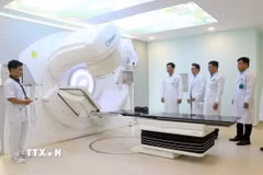 Các bác sỹ Bệnh viện Chợ Rẫy (Thành phố Hồ Chí Minh) và Bệnh viện Đa khoa Vĩnh Long (tỉnh Vĩnh Long) kiểm tra vận hành thử Hệ thống xạ trị bằng máy gia tốc tuyến tính điều trị ung thư. (Ảnh: Lê Thúy Hằng/TTXVN)