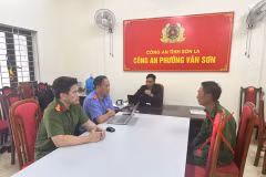 Cơ quan chức năng tiến hành lấy lời khai đối tượng Giàng A Si (dấu X). (Ảnh: Công an tỉnh Sơn La)