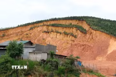 Sau những trận mưa kéo dài, một mảng đồi đất đã bị sụt lún, đe dọa nhiều căn nhà tại khu dân cư K’Nớ 5 (xã Đam Rông 4, Lâm Đồng). (Ảnh: Nguyễn Dũng/TTXVN)