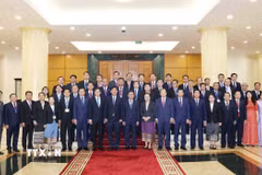 Thường trực Ban Bí thư Trần Cẩm Tú và đại biểu cùng Đoàn cán bộ cấp Thứ trưởng và tương đương của Đảng Nhân dân Cách mạng Lào chụp ảnh chung. (Ảnh: Phương Hoa/TTXVN)
