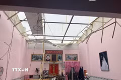 Nhà của người dân ở xã Long Phú Thuận (tỉnh Đồng Tháp) bị ảnh hưởng do trận dông lốc. (Ảnh: TTXVN phát)