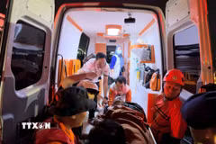 Lực lượng cứu hộ chuyển hành khách được giải cứu sau vụ lật tàu trên biển Java, Indonesia. (Ảnh: THX/TTXVN phát)