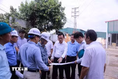 Phó Chủ tịch UBND tỉnh Phú Thọ Quách Tất Liêm trao đổi với các đơn vị về phương án triển khai dự án tại hiện trường. (Ảnh: Nguyễn Thảo/TTXVN)