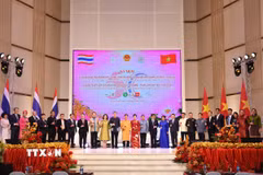Tổng Lãnh sự Đinh Hoàng Linh cùng các vị khách mời, đại diện kiều bào nâng ly chúc mừng. (Ảnh: Phạm Hải/TTXVN)