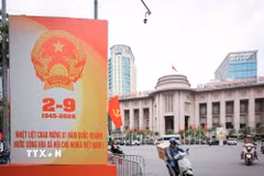 Pano cỡ lớn chào mừng Quốc khánh 2/9 được bố trí phía trước khu vực Ngân hàng nhà nước Việt Nam. (Ảnh: Hoàng Hiếu/TTXVN)