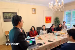 Ông Trần Ngọc Quân, Tham tán thương mại Việt Nam tại Bỉ và EU, giới thiệu về khác biệt văn hóa giữa Việt Nam và phương Tây, qua đó giúp nhà đầu tư hiểu được cách thức kinh doanh tại Việt Nam. (Ảnh: Hương Giang/Vietnam+)