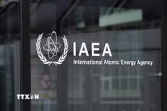 Biểu tượng Cơ quan Năng lượng nguyên tử quốc tế (IAEA) tại trụ sở ở Vienna, Áo. (Ảnh: THX/TTXVN)