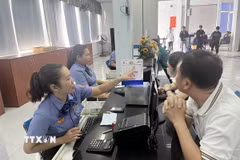 Hành khách mua vé tàu Tết tại quầy bán vé ga Sài Gòn. (Ảnh: Tiến Lực/TTXVN)