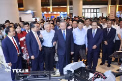Tổng Bí thư Tô Lâm và các đại biểu tham quan triển lãm "Những thành tựu trong xây dựng và thực thi pháp luật" và "Những thành tựu trong phát triển kinh tế tư nhân và các gian hàng trưng bày sản phẩm của các doanh nghiệp tư nhân." (Ảnh: Thống Nhất/TTXVN)