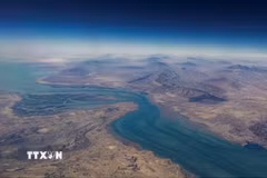 Quang cảnh bờ biển Iran và đảo Qeshm ở eo biển Hormuz. (Ảnh: REUTERS/TTXVN)