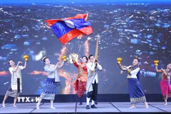 Tiết mục nghệ thuật biểu diễn trong chương trình chiêu đãi Kỷ niệm 50 năm Quốc khánh nước Cộng hòa dân chủ nhân dân Lào do Đại sứ quán Lào tại Việt Nam tổ chức. (Ảnh: Phương Hoa/TTXVN)