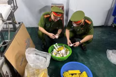 Lực lượng chức năng kiểm tra thực phẩm giả. (Ảnh: Công an Hà Nội cung cấp)