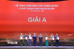 Ông Nguyễn Trọng Nghĩa, Ủy viên Bộ Chính trị, Bí thư Trung ương Đảng, Trưởng Ban Tuyên giáo và Dân vận Trung ương và ông Nguyễn Xuân Thắng, Ủy viên Bộ Chính trị, Giám đốc Học viện chính trị Quốc gia Hồ Chí Minh, Chủ tịch Hội đồng lý luận Trung ương trao giải Nhất cho các tác giả đạt giải. (Ảnh: Tuấn Anh/TTXVN)