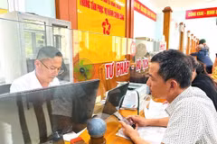 Giải quyết thủ tục hành chính cho người dân tại Trung tâm phục vụ hành chính công xã Đông Trạch, Quảng Trị. (Ảnh: TTXVN phát)