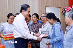 Chủ tịch Quốc hội Trần Thanh Mẫn tặng quà gia đình chính sách, công nhân, người lao động khó khăn tỉnh An Giang. (Ảnh: Doãn Tấn/TTXVN)