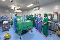 Các y, bác sỹ dành 1 phút mặc niệm, tri ân nghĩa cử cao đẹp của người hiến tạng. (Nguồn: Báo Quảng Ninh)