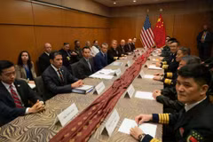 Bộ trưởng Quốc phòng Mỹ Pete Hegseth gặp Bộ trưởng Quốc phòng Trung Quốc Đổng Quân bên lề Hội nghị Bộ trưởng Quốc phòng ASEAN mở rộng. (Nguồn: X)