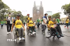 Các vận động viên khuyết tật Thành phố Hồ Chí Minh tham gia Ngày chạy Olympic vì sức khỏe toàn dân. (Ảnh: Thanh Vũ/TTXVN)