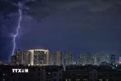 Tia sét lớn xé ngang bầu trời Hà Nội, sau nhiều ngày nắng nóng gay gắt kéo dài. (Ảnh: Phạm Tuấn Anh/TTXVN)