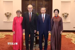 Tổng Bí thư, Chủ tịch nước Tô Lâm và Phu nhân Ngô Phương Ly cùng Tổng thống Thụy Sĩ Guy Parmelin và Phu nhân Caroline Parmelin chụp ảnh chung. (Ảnh: Thống Nhất/TTXVN)