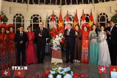 Tổng Bí thư, Chủ tịch nước Tô Lâm và Phu nhân Ngô Phương Ly cùng Tổng thống Thụy Sĩ Guy Parmelin và Phu nhân Caroline Parmelin tặng hoa cho các nghệ sỹ. (Ảnh: Thống Nhất/TTXVN)