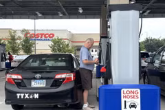 Khách hàng mua xăng tại một trạm nhiên liệu của Costco ở thủ đô Washington D.C. Chi phí nhiên liệu tăng có thể làm gia tăng gánh nặng sinh hoạt đối với người cao niên. (Ảnh: Đoàn Hùng/TTXVN)