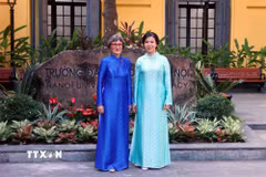 Bà Ngô Phương Ly, Phu nhân Tổng Bí thư, Chủ tịch nước Tô Lâm với bà Caroline Parmelin, Phu nhân Tổng thống Liên Bang Thụy Sĩ. (Ảnh: Phạm Kiên/TTXVN)