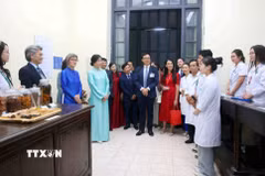 Bà Ngô Phương Ly, Phu nhân Tổng Bí thư, Chủ tịch nước Tô Lâm và bà Caroline Parmelin, Phu nhân Tổng thống Liên Bang Thụy Sĩ giao lưu với sinh viên trường Đại học Dược Hà Nội. (Ảnh: Phạm Kiên/TTXVN)