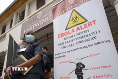 Bảng thông tin cảnh báo dịch Ebola tại bệnh viện Nairobi ở thủ đô Nairobi, Kenya. (Ảnh: THX/TTXVN phát)