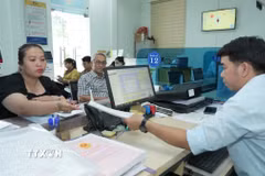 Cán bộ tiếp nhận hồ sơ giải quyết thủ tục cho người dân tại Trung tâm Phục vụ hành chính công phường Tân Ninh (Tây Ninh). (Ảnh: Minh Phú/TTXVN)