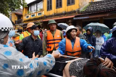 Bí thư Thành ủy Đà Nẵng chỉ đạo lực lượng chức năng khẩn trương di dời dân khỏi vùng nguy hiểm. (Ảnh: Anh Dũng/TTXVVN)