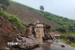 Lở đá nghiêm trọng tại Km30+550, Tỉnh lộ 144, địa phận xã Nậm Nèn. (Ảnh: TTXVN phát)