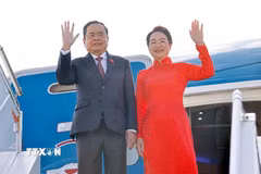 Chủ tịch Quốc hội Trần Thanh Mẫn và Phu nhân rời Geneva về nước. (Ảnh: Doãn Tấn/TTXVN)