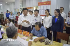 Trưởng Ban Nội chính Trung ương Phan Đình Trạc kiểm tra vận hành, giải quyết thủ tục hành chính tại Trung tâm phục vụ hành chính công phường Long Khánh, tỉnh Đồng Nai. (Ảnh: Sỹ Tuyên/TTXVN)