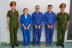 Các đối tượng tại cơ quan công an. (Ảnh: Công an Thành phố Hồ Chí Minh cung cấp)