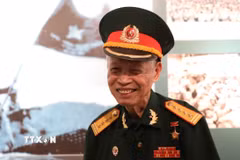 Đại tá La Văn Cầu, Anh hùng lực lượng vũ trang nhân dân Việt Nam, tham dự triển lãm chuyên đề “Thanh niên Quân đội - Vững bước dưới cờ Đảng” tại Bảo tàng Lịch sử Quân sự Việt Nam, tháng 3/2021. (Ảnh: Thanh Tùng/TTXVN)