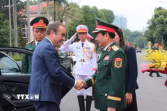Bộ trưởng Bộ Quốc phòng Phan Văn Giang đón Bộ trưởng Quốc phòng Pháp Sébastien Lecornu. (Ảnh: Trọng Đức/TTXVN)