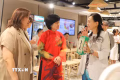 Đại diện siêu thị APITA giới thiệu món bún khô được người dân Hong Kong ưa chuộng. (Ảnh: Trần Thị Lê Anh/TTXVN)
