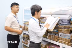 Tại Phòng Kinh tế, Hạ tầng và Đô thị phường Chơn Thàn, thành phố Đồng Nai, toàn bộ quá trình xử lý hồ sơ được theo dõi chặt chẽ; hồ sơ trễ hẹn ở khâu nào, trách nhiệm thuộc về cá nhân nào đều được xác định rõ. (Ảnh: Đậu Tất Thành/TTXVN)