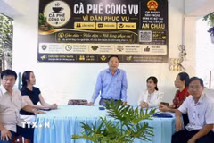Lãnh đạo Văn phòng Đăng ký đất đai Chi nhánh khu vực liên xã An Châu hướng dẫn người dân hoàn thiện các thủ tục, hồ sơ liên quan đến đất đai tại chương trình. (Ảnh: Thanh Sang/TTXVN)