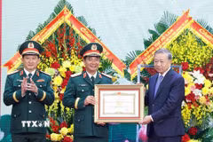 Tổng Bí thư, Chủ tịch nước Tô Lâm trao Danh hiệu Anh hùng Lực lượng vũ trang nhân dân tặng Quân khu 1. (Ảnh: Thống Nhất/TTXVN)