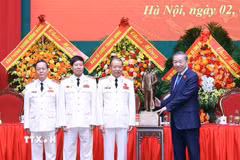 Tổng Bí thư, Chủ tịch nước Tô Lâm tặng bức tượng Chủ tịch Hồ Chí Minh cho Hội Cựu Công an nhân dân Việt Nam. (Ảnh: Thống Nhất/TTXVN)