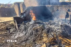 Căn nhà bị phá huỷ sau vụ pháo kích của Lực lượng phản ứng nhanh (RSF) Sudan ở bang Bắc Darfur, ngày 11/12/2024. (Ảnh: THX/TTXVN)