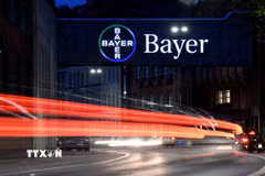 Biểu tượng hãng dược Bayer tại nhà máy ở Wuppertal, miền Tây nước Đức. (Ảnh: AFP/TTXVN)